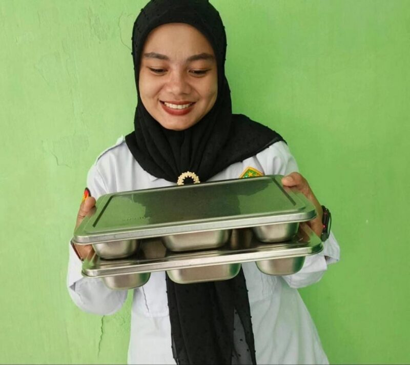 Guru MIN Tanjungpinang menerima MBG pertama kalinya. Foto: INIKEPRI.COM