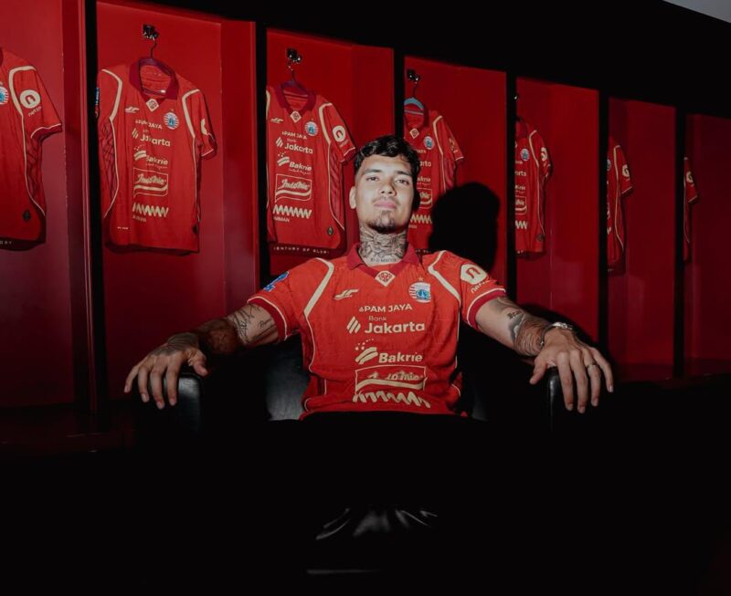 Shayne Pattynama direkrut Persija. Foto: Persija/Instagram 