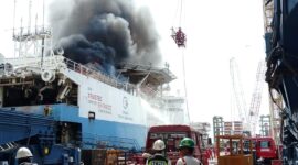 Foto yang memperlihatkan kebakaran kapal diduga di areal PT ASL. Foto: Istimewa 