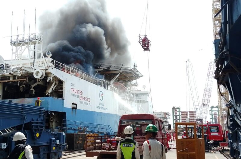 Foto yang memperlihatkan kebakaran kapal diduga di areal PT ASL. Foto: Istimewa 