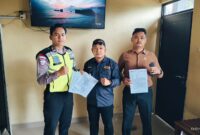 Keterangan Foto : Tim Kuasa Hukum PT TBI, saat mengurus Surat Jalan 3 Dump Truck di Polres Anambas. Foto: INIKEPRI.COM
