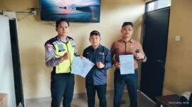 Keterangan Foto : Tim Kuasa Hukum PT TBI, saat mengurus Surat Jalan 3 Dump Truck di Polres Anambas. Foto: INIKEPRI.COM