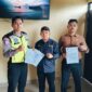 Keterangan Foto : Tim Kuasa Hukum PT TBI, saat mengurus Surat Jalan 3 Dump Truck di Polres Anambas. Foto: INIKEPRI.COM