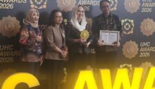 Bupati Natuna, Cen Sui Lan, menerima Penghargaan Universal Health Coverage (UHC) Award 2026 Kategori Utama. Foto: INIKEPRI.COM