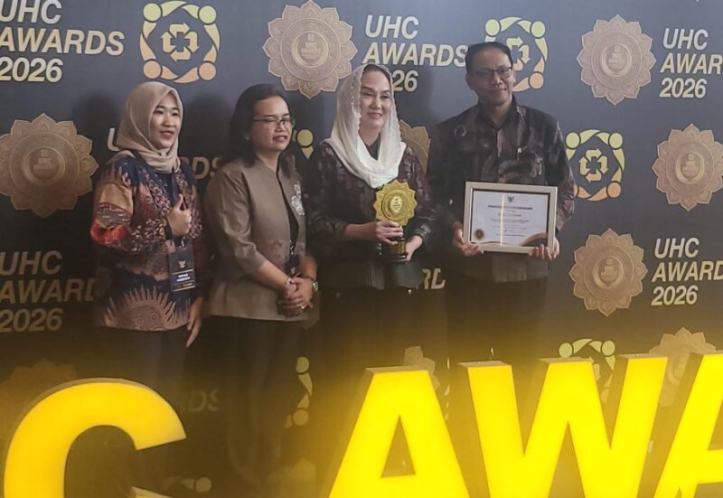 Bupati Natuna, Cen Sui Lan, menerima Penghargaan Universal Health Coverage (UHC) Award 2026 Kategori Utama. Foto: INIKEPRI.COM