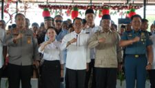 Kepala BP Batam, Amsakar Achmad, bersama Wakil Kepala BP Batam Li Claudia Chandra menemui warga Rempang Galang untuk memaparkan rencana pembangunan Sekolah Rakyat Terintegrasi Merah Putih. Foto: INIKEPRI.COM/BP Batam