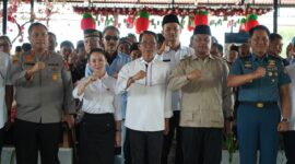 Kepala BP Batam, Amsakar Achmad, bersama Wakil Kepala BP Batam Li Claudia Chandra menemui warga Rempang Galang untuk memaparkan rencana pembangunan Sekolah Rakyat Terintegrasi Merah Putih. Foto: INIKEPRI.COM/BP Batam 