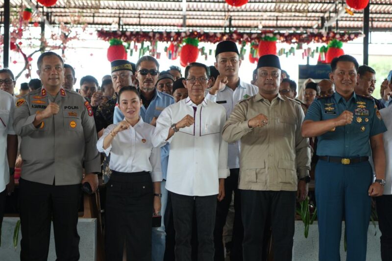 Kepala BP Batam, Amsakar Achmad, bersama Wakil Kepala BP Batam Li Claudia Chandra menemui warga Rempang Galang untuk memaparkan rencana pembangunan Sekolah Rakyat Terintegrasi Merah Putih. Foto: INIKEPRI.COM/BP Batam 