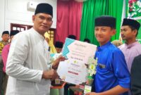 Siswa MTsN Tanjungpinang Zaidan berhasil meraih Juara 1 cabang Tilawah Remaja pada ajang Musabaqah Tilawatil Qur’an dan Hadist (MTQH) Kelurahan Pinang Kencana. Foto: INIKEPRI.COM