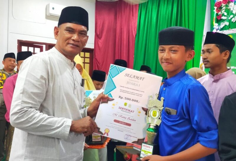 Siswa MTsN Tanjungpinang Zaidan berhasil meraih Juara 1 cabang Tilawah Remaja pada ajang Musabaqah Tilawatil Qur’an dan Hadist (MTQH) Kelurahan Pinang Kencana. Foto: INIKEPRI.COM