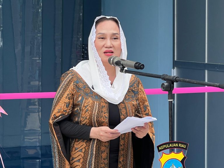 Bupati Natuna Cen Sui Lan saat meresmikan Satuan Pelayanan Pemenuhan Gizi (SPPG) Kecamatan Bunguran Timur Laut di Desa Limau Manis, sebagai bagian dari ikhtiar bersama menyiapkan generasi Natuna yang sehat dan berdaya saing. Foto: INIKEPRI.COM/NatunaKab