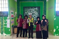 Personel Unit Kamsel Satuan Lalu Lintas Polres Lingga melaksanakan kegiatan sosialisasi tata tertib berlalu lintas disertai pembagian helm kepada siswa-siswi Pondok Pesantren Tahfiz Baitul Qur’an, Dabo Singkep, Kabupaten Lingga. Foto: INIKEPRI.COM