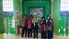 Personel Unit Kamsel Satuan Lalu Lintas Polres Lingga melaksanakan kegiatan sosialisasi tata tertib berlalu lintas disertai pembagian helm kepada siswa-siswi Pondok Pesantren Tahfiz Baitul Qur’an, Dabo Singkep, Kabupaten Lingga. Foto: INIKEPRI.COM