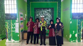 Personel Unit Kamsel Satuan Lalu Lintas Polres Lingga melaksanakan kegiatan sosialisasi tata tertib berlalu lintas disertai pembagian helm kepada siswa-siswi Pondok Pesantren Tahfiz Baitul Qur’an, Dabo Singkep, Kabupaten Lingga. Foto: INIKEPRI.COM