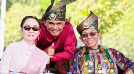 M. Nur berfoto bersama Amsakar Achmad dan Li Claudia Chandra. Foto: Istimewa 
