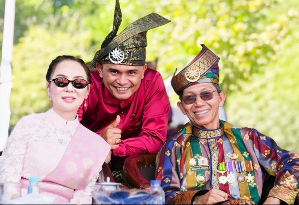 M. Nur berfoto bersama Amsakar Achmad dan Li Claudia Chandra. Foto: Istimewa