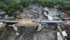 TNI berhasil menyelesaikan pembangunan dua jembatan Bailey di kawasan Jamur Ujung, Kabupaten Bener Meriah, yang berada pada ruas jalan strategis Bireuen – Bener Meriah – Takengon. Foto: TNI AD