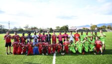 Momen Wakil President Gibran Rakabuming saat berfoto bersama sebelum main bareng anak-anak Wamena, di Stadion Lapangan Pendidikan Itlayikinia, Papua Pegunungan. Foto: Biro Setwapres 