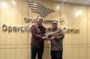 Wakil Gubernur Kepri, Nyanyang Haris Pratamura bersama Direktur Komersial PT Garuda Indonesia Reza Aulia Hakim usai pertemuan di Kantor Operational Centre Garuda Indonesia Soekarno Hatta international Airport. Foto: INIKEPRI.COM/KepriProv