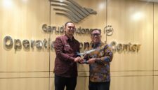 Wakil Gubernur Kepri, Nyanyang Haris Pratamura bersama Direktur Komersial PT Garuda Indonesia Reza Aulia Hakim usai pertemuan di Kantor Operational Centre Garuda Indonesia Soekarno Hatta international Airport. Foto: INIKEPRI.COM/KepriProv
