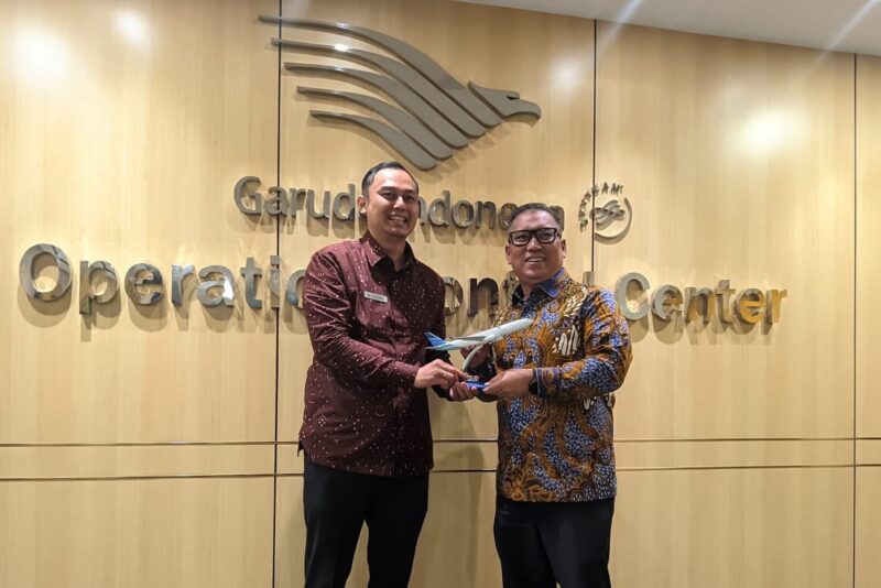 Wakil Gubernur Kepri, Nyanyang Haris Pratamura bersama Direktur Komersial PT Garuda Indonesia Reza Aulia Hakim usai pertemuan di Kantor Operational Centre Garuda Indonesia Soekarno Hatta international Airport. Foto: INIKEPRI.COM/KepriProv