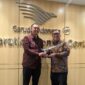  Wakil Gubernur Kepri, Nyanyang Haris Pratamura bersama Direktur Komersial PT Garuda Indonesia Reza Aulia Hakim usai pertemuan di Kantor Operational Centre Garuda Indonesia Soekarno Hatta international Airport. Foto: INIKEPRI.COM/KepriProv 