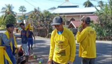 KPDN membagikan paket makanan pada pasukan kebersihan dinas PUPR. Foto: Istimewa