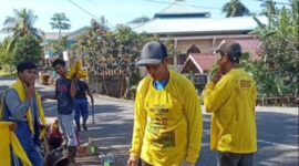 KPDN membagikan paket makanan pada pasukan kebersihan dinas PUPR. Foto: Istimewa 