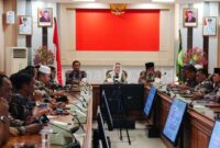 Bupati Natuna, Cen Sui Lan, didampingi Wakil Bupati Jarmin pimpin kegiatan penyerahan Dokumen Pelaksana Anggaran (DPA) Tahun Anggaran 2026 kepada seluruh Organisasi Perangkat Daerah (OPD) di Ruang Rapat Bupati Natuna. Foto: INIKEPRI.COM