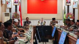 Bupati Natuna, Cen Sui Lan, didampingi Wakil Bupati Jarmin pimpin kegiatan penyerahan Dokumen Pelaksana Anggaran (DPA) Tahun Anggaran 2026 kepada seluruh Organisasi Perangkat Daerah (OPD) di Ruang Rapat Bupati Natuna. Foto: INIKEPRI.COM