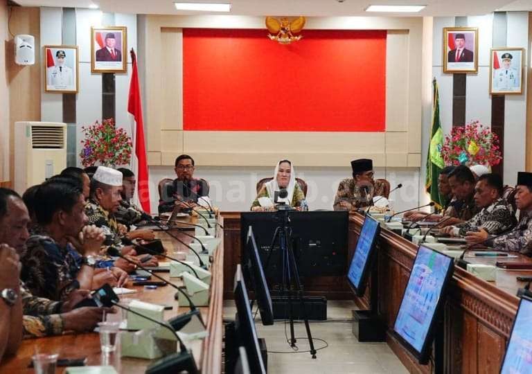 Bupati Natuna, Cen Sui Lan, didampingi Wakil Bupati Jarmin pimpin kegiatan penyerahan Dokumen Pelaksana Anggaran (DPA) Tahun Anggaran 2026 kepada seluruh Organisasi Perangkat Daerah (OPD) di Ruang Rapat Bupati Natuna. Foto: INIKEPRI.COM