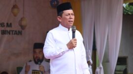 Gubernur Kepulauan Riau Ansar Ahmad menyampaikan kata sambutan di Lapangan Bola Sei Nam, Kijang, Kecamatan Bintan Timur, pada Sabtu (7/2/2026). Foto: INIKEPRI.COM/KepriProv 