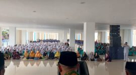 Ribuan santri berkumpul dalam pembukaan resmi Ujian Akhir Bersama (UAB) Madrasah Diniyah Takmiliyah (MDT) di Masjid Sultan Mahmud Riayat Syah, Kota Batam, Selasa (10/2/2026). Foto: INIKEPRI.COM