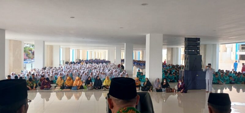 Ribuan santri berkumpul dalam pembukaan resmi Ujian Akhir Bersama (UAB) Madrasah Diniyah Takmiliyah (MDT) di Masjid Sultan Mahmud Riayat Syah, Kota Batam, Selasa (10/2/2026). Foto: INIKEPRI.COM