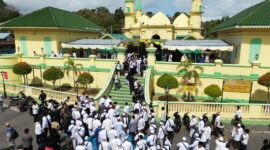 Ribuan jemaah dari tiga negara : Indonesia, Malaysia, dan Singapura memadati kawasan Masjid Sultan Riau Pulau Penyengat, Tanjungpinang, Rabu (11/2/2026). Foto: INIKEPRI.COM/KepriProv 