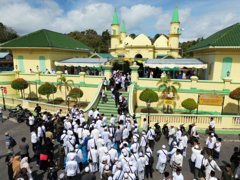 Ribuan jemaah dari tiga negara : Indonesia, Malaysia, dan Singapura memadati kawasan Masjid Sultan Riau Pulau Penyengat, Tanjungpinang, Rabu (11/2/2026). Foto: INIKEPRI.COM/KepriProv 