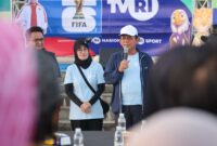 Gubernur Ansar Ahmad didampingi Kepala TVRI Stasiun Kepri Yenni Marlinda dan Ketua PSSI Kepri Ade Angga, membuka kegiatan Kick Off Piala Dunia 2026 di Tugu Sirih, Tanjungpinang, Minggu (1/2/2026) pagi. Foto: INIKEPRI.COM/KepriProv 