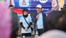 Gubernur Ansar Ahmad didampingi Kepala TVRI Stasiun Kepri Yenni Marlinda dan Ketua PSSI Kepri Ade Angga, membuka kegiatan Kick Off Piala Dunia 2026 di Tugu Sirih, Tanjungpinang, Minggu (1/2/2026) pagi. Foto: INIKEPRI.COM/KepriProv