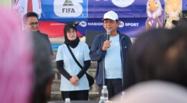 Gubernur Ansar Ahmad didampingi Kepala TVRI Stasiun Kepri Yenni Marlinda dan Ketua PSSI Kepri Ade Angga, membuka kegiatan Kick Off Piala Dunia 2026 di Tugu Sirih, Tanjungpinang, Minggu (1/2/2026) pagi. Foto: INIKEPRI.COM/KepriProv 