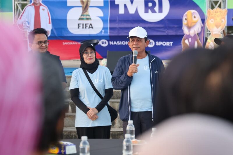 Gubernur Ansar Ahmad didampingi Kepala TVRI Stasiun Kepri Yenni Marlinda dan Ketua PSSI Kepri Ade Angga, membuka kegiatan Kick Off Piala Dunia 2026 di Tugu Sirih, Tanjungpinang, Minggu (1/2/2026) pagi. Foto: INIKEPRI.COM/KepriProv 