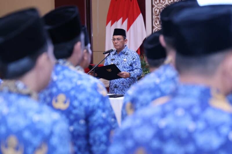 Gubernur Kepulauan Riau, Ansar Ahmad, didampingi Wakil Gubernur Nyanyang Haris Pratamura dan Penjabat Sekretaris Daerah Provinsi Kepri Luki Zaiman Prawira, resmi melantik Pegawai Negeri Sipil dalam Jabatan Pimpinan Tinggi Pratama, Jabatan Administrator, dan Jabatan Pengawas di lingkungan Pemerintah Provinsi Kepulauan Riau. Foto: INIKEPRI.COM/KepriProv