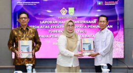 Penyerahan Laporan Hasil Pemeriksaan (LHP) Kinerja dari Badan Pemeriksa Keuangan (BPK) RI Perwakilan Provinsi Kepulauan Riau. Foto: INIKEPRI.COM