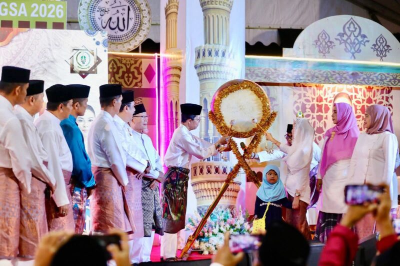 Wali Kota Batam, Amsakar Achmad, bersama Wakil Wali Kota Batam, Li Claudia Chandra, secara resmi membuka Musabaqah Tilawatil Qur’an dan Hadits (MTQH) XXXIV Tingkat Kecamatan Nongsa Tahun 2026. Turut hadir, Ketua TP PKK Kota Batam, Erlita Amsakar. Foto: INIKEPRI.COM/Media Center Batam 