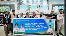 Pemerintah Kota (Pemko) Batam melalui Dinas Koperasi dan Usaha Mikro (KUM) secara resmi melepas 30 produk unggulan usaha mikro, kecil, dan menengah (UMKM) untuk dipasarkan di jaringan ritel modern, Mustafa Centre Bintan, Kamis (5/1/2026). Foto: INIKEPRI.COM/Media Center Batam 