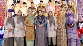 Wali Kota Batam, Amsakar Achmad, didampingi Ketua TP PKK Kota Batam, Erlita Amsakar, secara resmi membuka Musabaqah Tilawatil Qur’an dan Hadits (MTQH) XXXIV Tingkat Kecamatan Batuampar Tahun 2026 di halaman Masjid Miftahul Jannah, Kamis (5/2/2026) malam. Foto: INIKEPRI.COM/Media Center Batam 