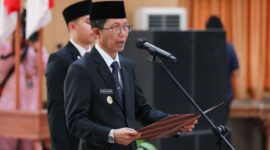 Wali Kota Batam, Amsakar Achmad, secara resmi melantik dan mengambil sumpah jabatan empat Pejabat Pimpinan Tinggi Pratama serta 17 Pejabat Fungsional di lingkungan Pemerintah Kota (Pemko) Batam. Prosesi pelantikan berlangsung khidmat di Aula Kantor Wali Kota Batam, Jumat (6/2/2026). Foto: INIKEPRI.COM/Media Center Batam 