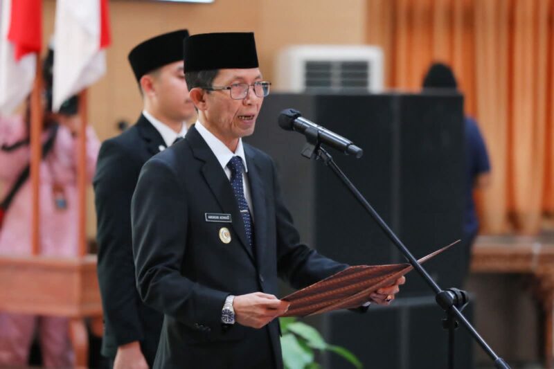 Wali Kota Batam, Amsakar Achmad, secara resmi melantik dan mengambil sumpah jabatan empat Pejabat Pimpinan Tinggi Pratama serta 17 Pejabat Fungsional di lingkungan Pemerintah Kota (Pemko) Batam. Prosesi pelantikan berlangsung khidmat di Aula Kantor Wali Kota Batam, Jumat (6/2/2026). Foto: INIKEPRI.COM/Media Center Batam 