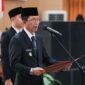 Wali Kota Batam, Amsakar Achmad, secara resmi melantik dan mengambil sumpah jabatan empat Pejabat Pimpinan Tinggi Pratama serta 17 Pejabat Fungsional di lingkungan Pemerintah Kota (Pemko) Batam. Prosesi pelantikan berlangsung khidmat di Aula Kantor Wali Kota Batam, Jumat (6/2/2026). Foto: INIKEPRI.COM/Media Center Batam 