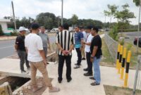 Sekretaris Daerah Kota Batam, Firmansyah, meninjau langsung kondisi saluran drainase di kawasan Simpang K-Square, Sabtu (7/2/2026). Foto: INIKEPRI.COM/Media Center Batam