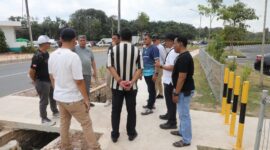 Sekretaris Daerah Kota Batam, Firmansyah, meninjau langsung kondisi saluran drainase di kawasan Simpang K-Square, Sabtu (7/2/2026). Foto: INIKEPRI.COM/Media Center Batam 